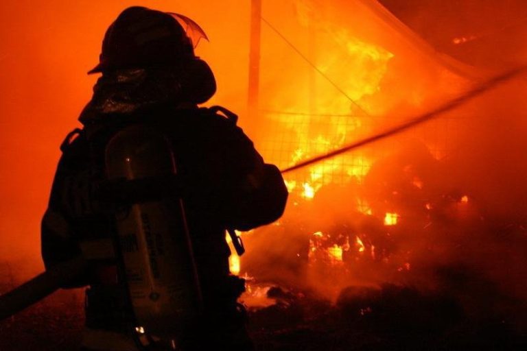 Bărbat descoperit carbonizat în urma unui incendiu izbucnit la o casă din Onești