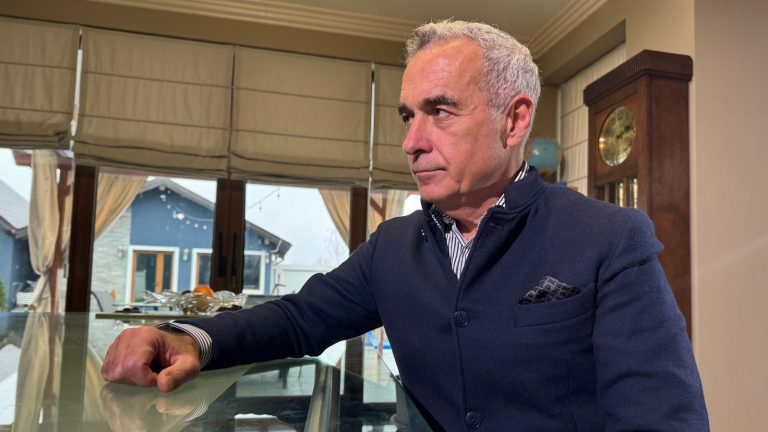 Călin Georgescu dezvăluie ce „se ascunde” în spatele numelui România, dar nu precizează cine a realizat această ascundere.