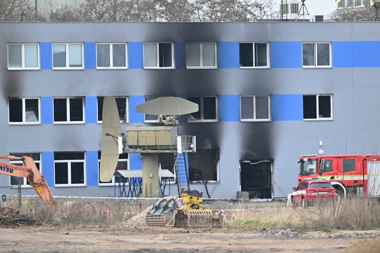 Doi cetățeni polonezi, arestați în legătură cu incendiul de la o fabrică de drone din Cehia