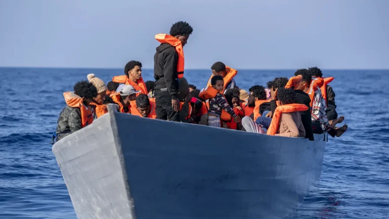 Doi decedați și zeci de persoane dispărute după răsturnarea unei ambarcațiuni cu migranți în Marea Mediterană