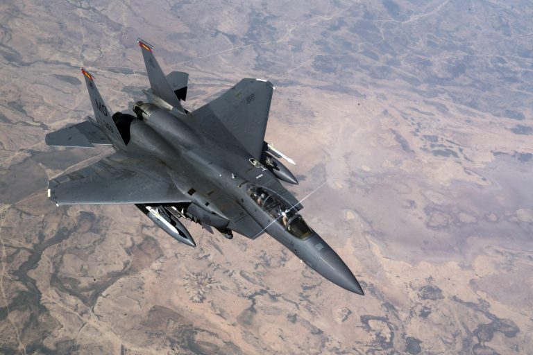 Donald Trump rămâne tăcut în mijlocul crizei, în timp ce căutările pentru pilotul dispărut în urma atacului aerian din Iran continuă.