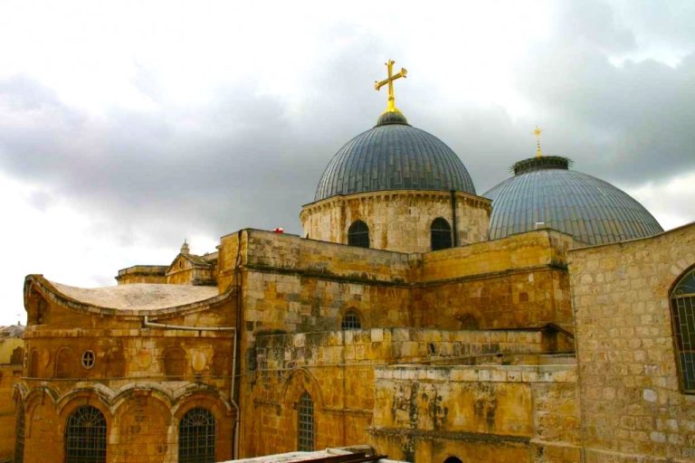 După 40 de zile de restricții, Biserica Sfântului Mormânt se redeschide cu măsuri de securitate suplimentare.