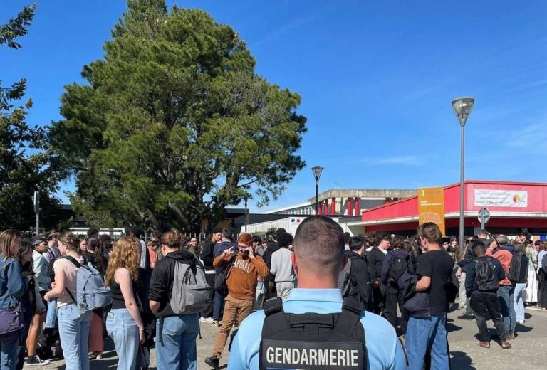 Eleva de 15 ani, înjunghiată într-un liceu din Franța. Victima se află în stare gravă.