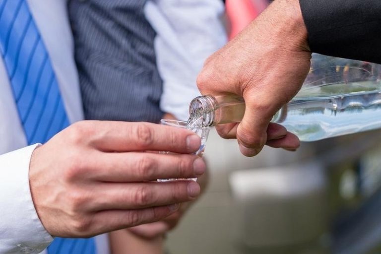 Faptul că și-a cumpărat o mașină fără permis l-a dus la închisoare: nu se putea abține de la condus nici când consuma alcool excesiv.