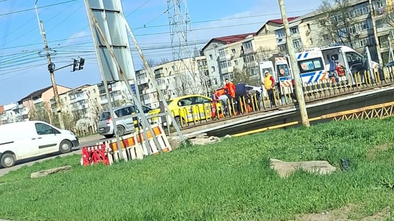 Femeie transportată de ambulanță în zona Pod Metalurgie, după ce i s-a făcut rău într-un taxi.