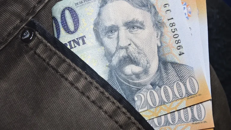 Forintul unguresc atinge un maxim de patru ani după înfrângerea alegerilor de către Orban.