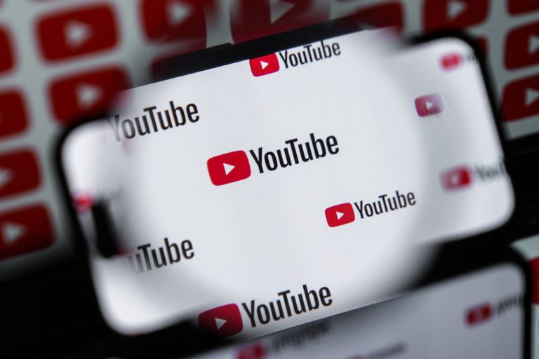 Grupurile de susținere solicită YouTube să protejeze copiii de videoclipurile generate de inteligența artificială.