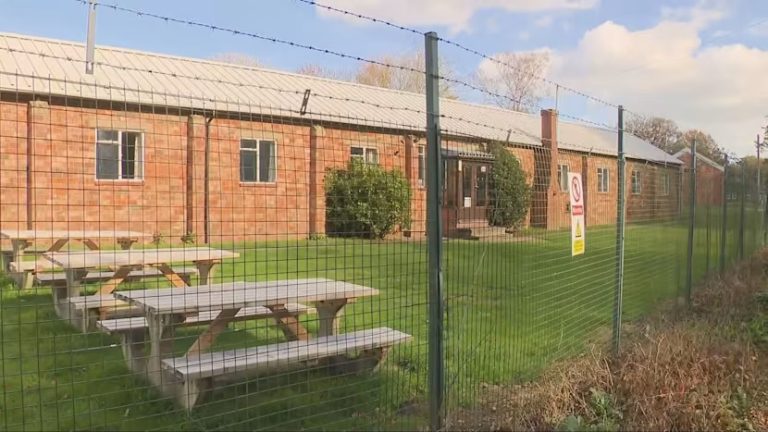 Guvernul britanic relocatează 10.000 de migranți din hoteluri în comunități