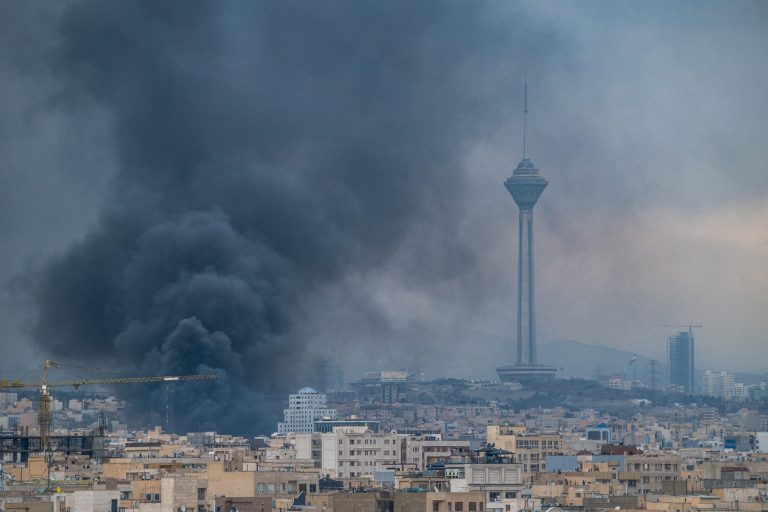 Iranul își amplifică atacurile asupra infrastructurii energetice din Golf, în timp ce Trump amenință Teheranul cu „iadul” dacă Strâmtoarea Ormuz nu este redeschisă.