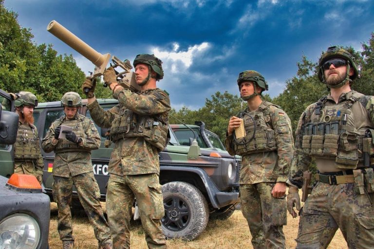 Lege nouă în Germania: Bărbații germani nu pot să iasă din țară pentru mai mult de trei luni fără aprobarea autorităților militare.