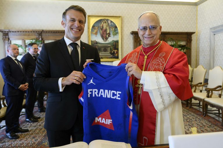 Macron și Papa Leon al XIV-lea s-au întâlnit pentru prima dată. Liderul francez i-a dăruit un tricou de baschet.