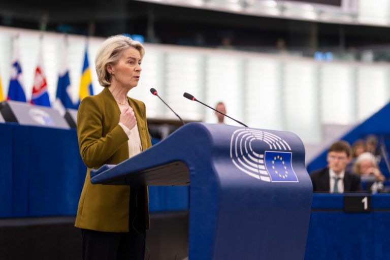 Măsuri împotriva hărțuirii și inacțiunii platformelor: Bruxellesul introduce un sistem de verificare a vârstei minorilor pe rețelele de socializare și site-urile pentru adulți.