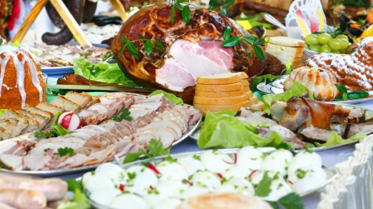 O alternativă mai accesibilă la carnea de miel pentru masa de Paște. Nutriționiștii o recomandă: are mai puțin colesterol și mai puține calorii decât mielul.