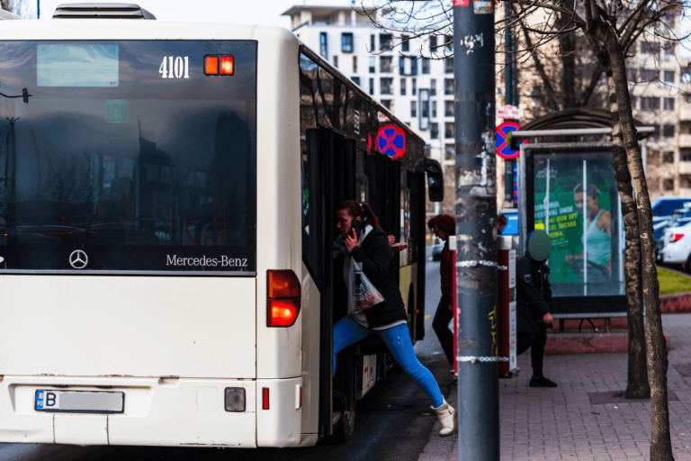 Oamenii care alergă după autobuz contribuie de fapt la sănătatea lor. Ce beneficii aduce aceasta?