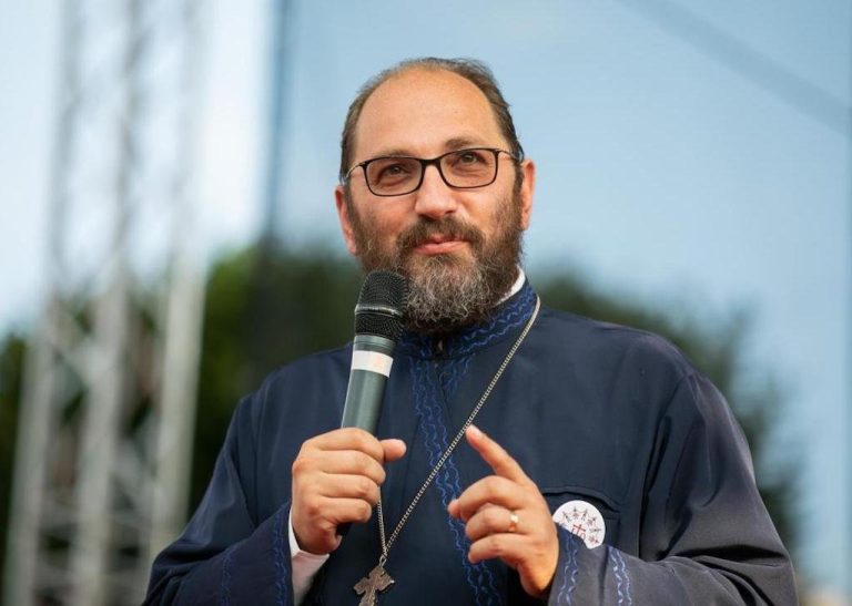 Părintele Constantin Necula, în cadrul unei dezbateri cu angajați din penitenciare: Am observat condamnări inutile și aplicarea unor norme legale asupra unor oameni nefericiți, în timp ce adevărații hoți câștigă bani și corup toate sistemele.