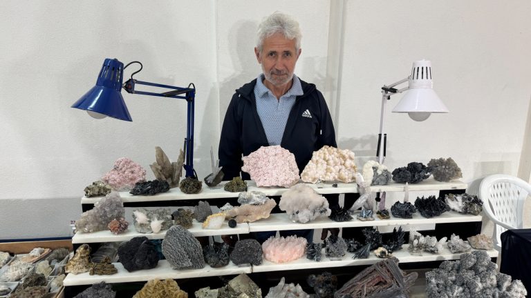 Povestea lui nea Ioan, poate cel mai fascinant personaj din ultimele zile de la Iași. După 25 de ani de muncă la un kilometru sub pământ, acum își expune lucrările la Palatul Culturii.