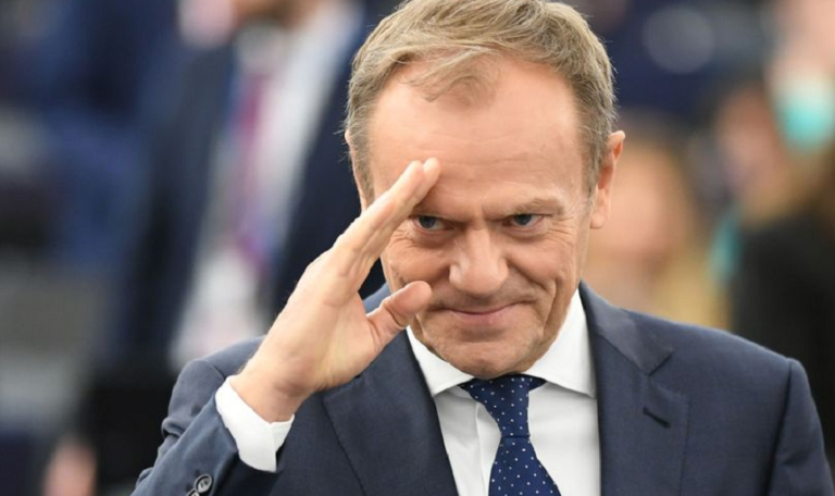 Premierul Donald Tusk dă vina pe „nepriceperea” guvernului precedent, după ce Polonia a fost obligată să plătească 1,3 miliarde de euro pentru vaccinurile COVID nepreluate.