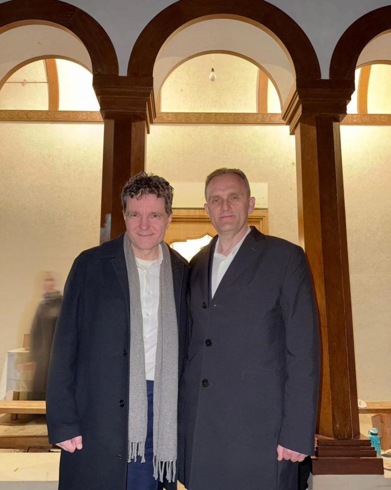 Președintele Nicușor Dan a vizitat o mănăstire fără a anunța, iar după slujbă s-a pozat cu un lider PSD.