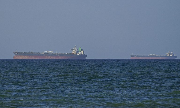 Prețul petrolului explodează. Iranul avertizează: „Veți regreta 4-5 dolari pe galon”