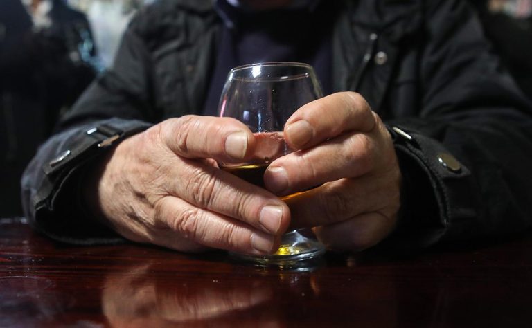 Psiholog: O mare parte din consumatorii de droguri sau alcool suferă mult. Există multă tristețe, deoarece o persoană fericită nu caută substituente pentru fericire.