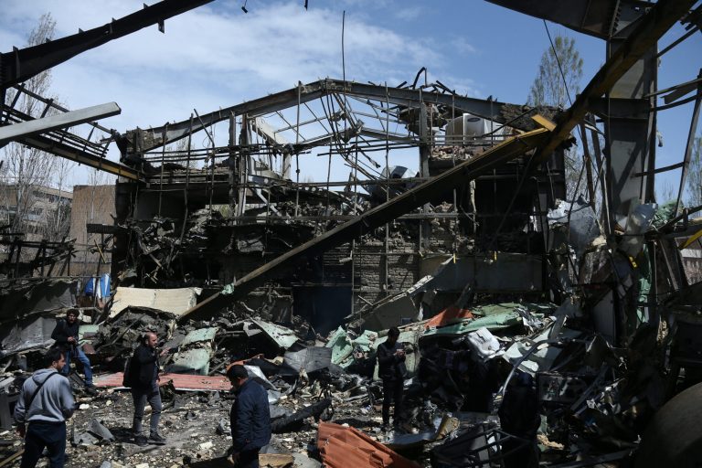 Războiul din Orientul Mijlociu, ziua 39: Trump anunță că un avion de vânătoare F-15 american a fost doborât de o rachetă lansată de pe umăr / Insula Kharg a fost atacată de mai multe ori, conform presei iraniene.