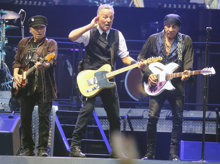 Rockerul Bruce Springsteen își lansează turneul politic la Minneapolis. „Administrația de la Casa Albă afectează idealul american”