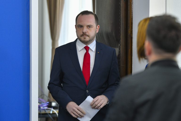 Rogobete, atac la adresa lui Voiculescu după propunerile pentru negocierea cu Pfizer: O lipsă de onestitate față de oameni și față de realitatea deciziilor luate pe caiet.