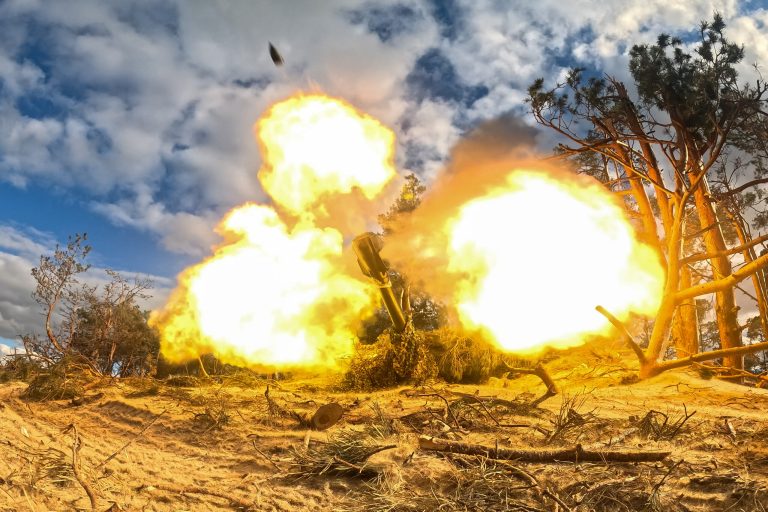 Rusia desfășoară un atac masiv cu drone împotriva Ucrainei, în timp ce negocierile de pace se află în impas.