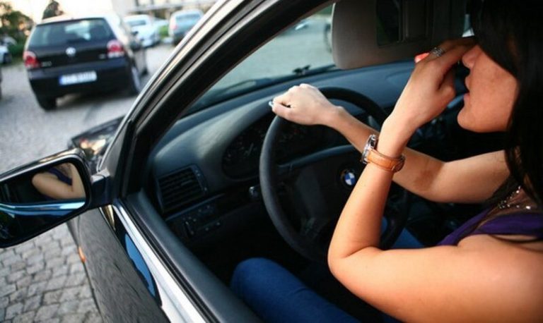 Șoferiță, prinsă conducând cu 176 km/h. Apărarea ei? Se grăbea pentru că i se ardeau cozonacii în cuptor.