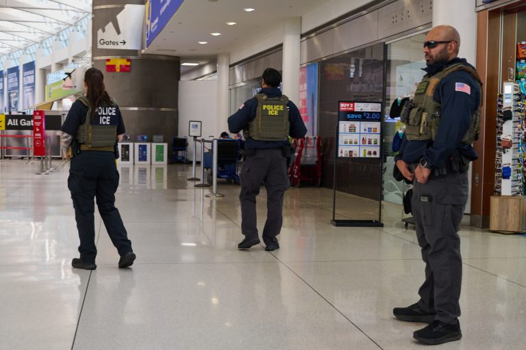 Statele Unite: ICE a deportat 442.000 de persoane într-un an, o jumătate din cât a promis Trump