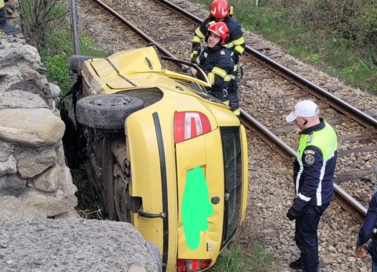 Trei mașini implicate într-un accident rutier grav în Vâlcea/Una dintre ele s-a răsturnat pe marginea unei căi ferate.