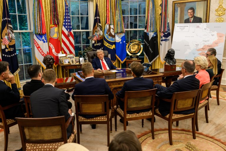 FT: Trump a avertizat că va suspenda livrările de arme către Ucraina dacă Europa nu se va alătura coaliției pentru redeschiderea Strâmtorii Ormuz.