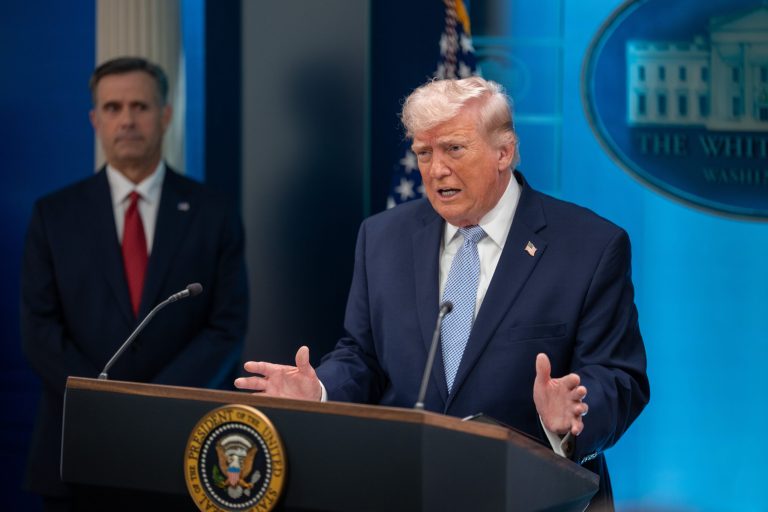 Trump a șters postarea controversată în care este reprezentat ca Iisus Hristos