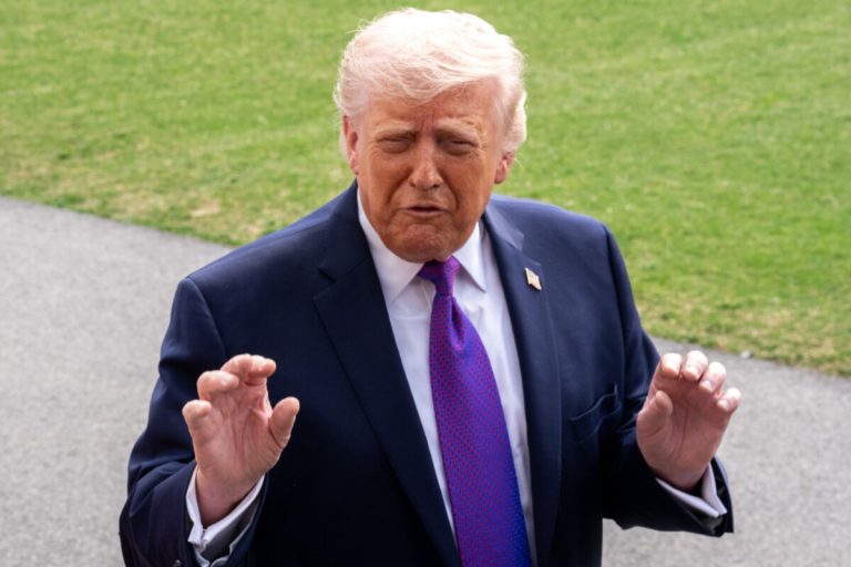 Trump avertizează China că va impune taxe vamale de 50% dacă susține militar Iranul.