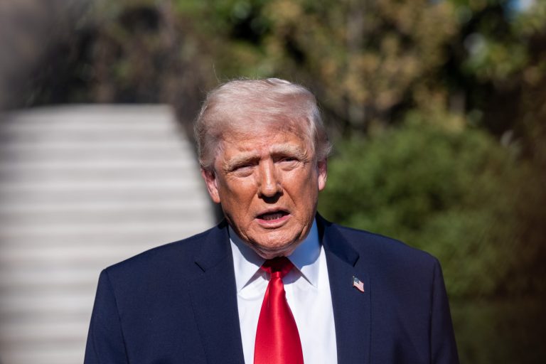 Trump avertizează că navele iraniene care se apropie de blocada navală a SUA vor fi anihilate