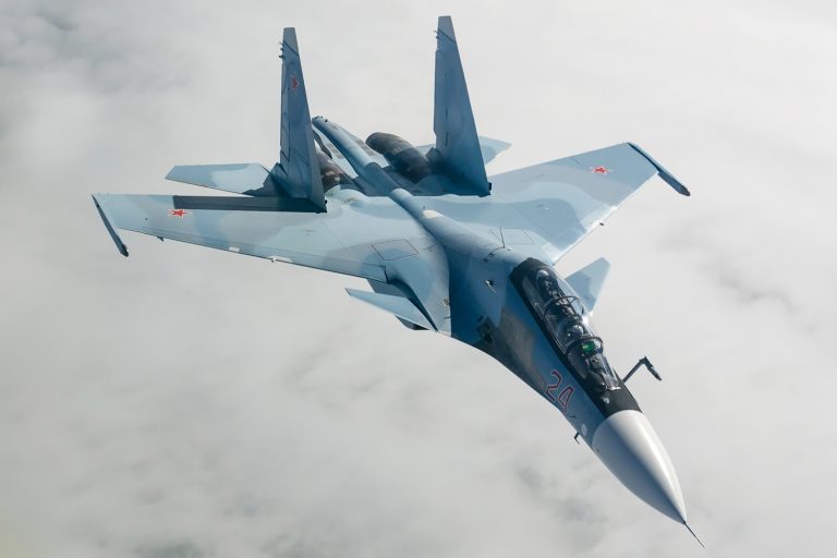 Un avion de vânătoare rus Su-30 s-a prăbușit în timpul unui zbor de antrenament în Crimeea.