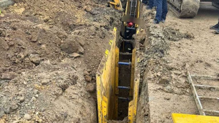 Un bărbat de aproximativ 46 de ani a decedat după ce a fost prins sub un mal de pământ în timpul săpăturilor în Bacău.