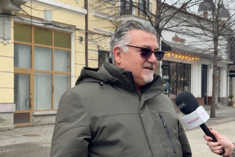 Un bărbat din Cipru vizitează Iașul în fiecare an de aproape 30 de ani: „Prima dată am venit în ’98. S-a schimbat complet. Vin aici să mă liniștesc.”