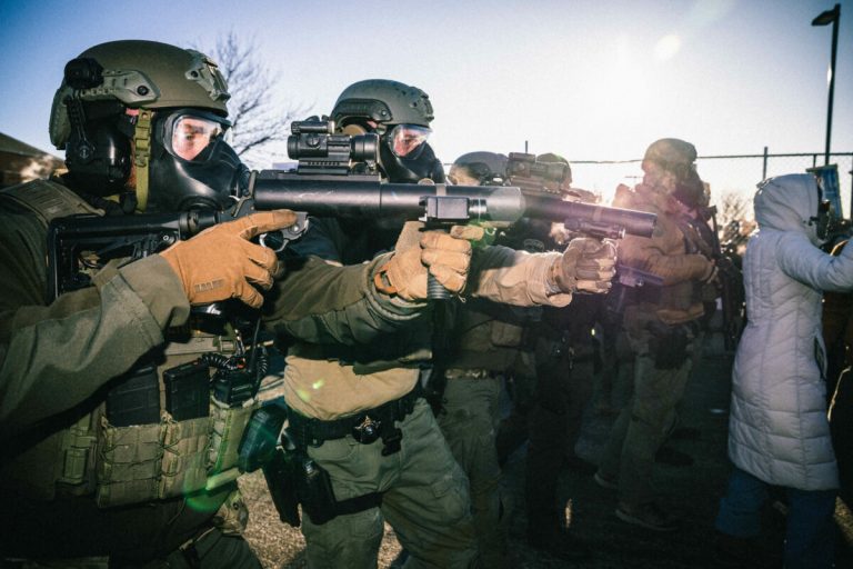 Un profesor a creat o aplicație cu inteligență artificială care notifică despre sosirea agenților ICE