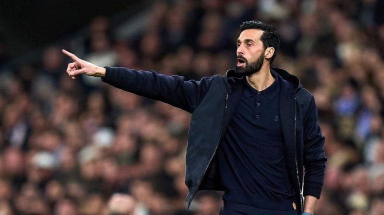 „VAR intervine doar când îi este favorabil” – Arbeloa critică sever arbitrajul.