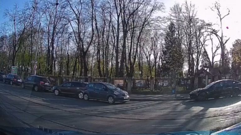 VIDEO | O mașină a alunecat în Copou după ce șoferul ar fi uitat să tragă frâna de mână. A lovit un autoturism parcat.