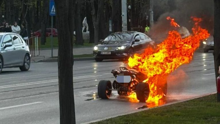 VIDEO | Un ATV a ars complet după ce a luat foc în trafic, în Copou