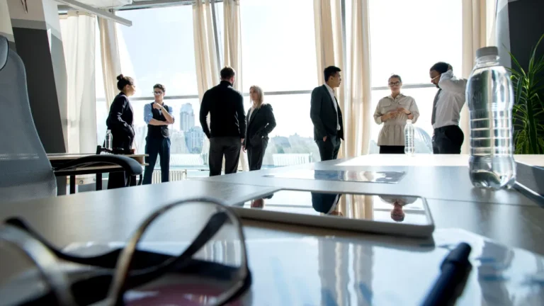 Val de concedieri în industria IT: companiile investesc în AI, dar efectul asupra locurilor de muncă rămâne incert