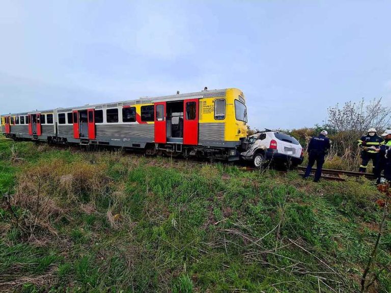 Accident tragic în Timiș. Un bărbat a decedat după ce mașina pe care o conducea a fost lovită puternic de un tren.