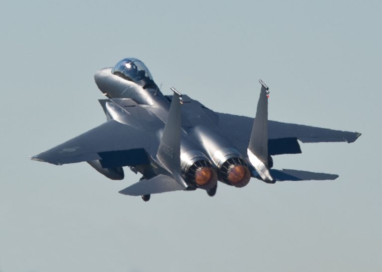 Aproape tot ce trebuie să știi despre avioanele de vânătoare F-15 / Lovesc înainte de a fi detectate și ating viteze extraordinare.