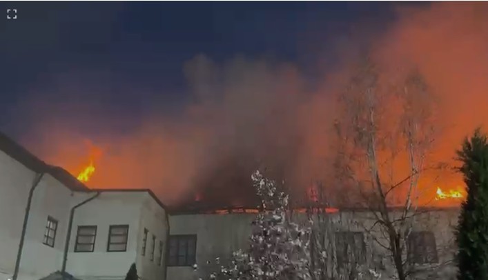 Incendiu devastator la o chilie a Mănăstirii Bistriţa. O persoană găsită moartă (VIDEO)