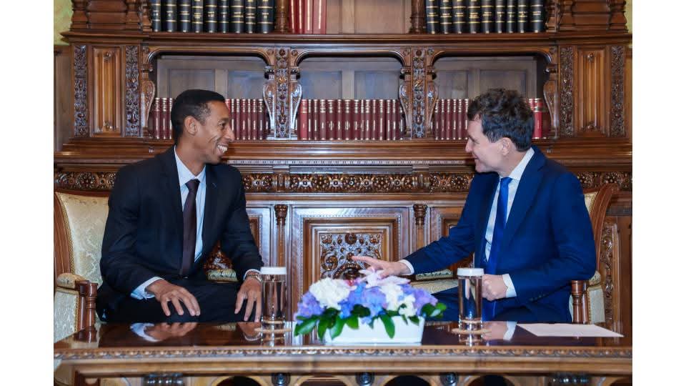 EXCLUSIV. „La masă se așază pentru a construi, nu pentru ură” – Ambasadorul Cubei în România, Alexander Valentín Rodríguez Salazar, explică ce nu înțeleg europenii despre Cuba – Interviu Ping Pong: Interviu cu ambasadorul Cubei în România despre relațiile Cuba-România.