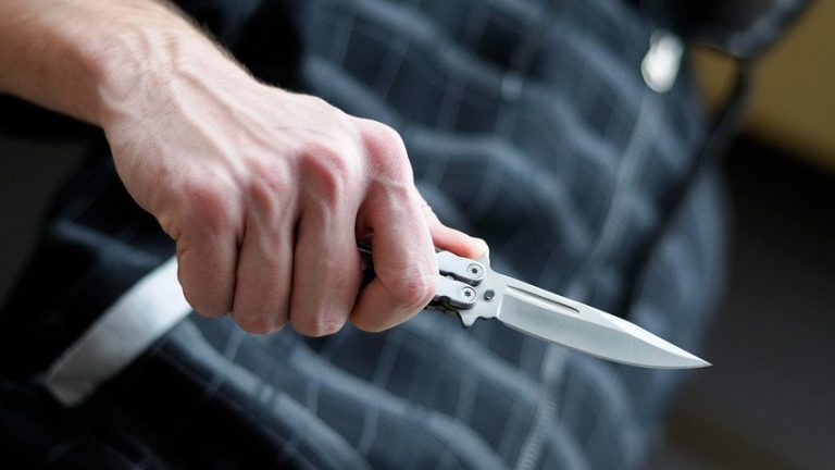 Minor de 14 ani, arestat preventiv după ce a atacat un tânăr de 19 ani cu un briceag, în apropierea unui centru comercial din Argeș