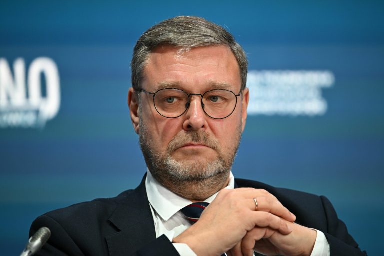 Reacția Rusiei la înfrângerea lui Viktor Orban în alegerile din Ungaria: Un senator rus anticipează o „furtună economică” pentru Uniunea Europeană.