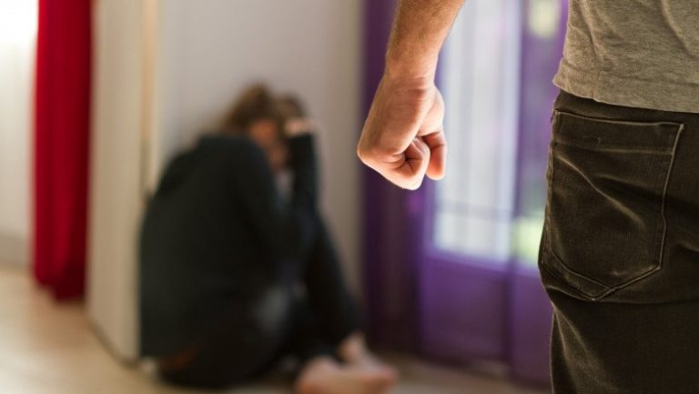 Scene de violență extremă într-o familie din Gorj: un bărbat și-a stropit mama cu grăsime încinsă și a bătut-o cu pumnii și picioarele, în ziua de Paște.